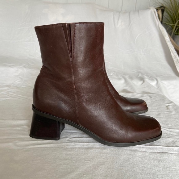 Short Boots. Naturalizer, Dark Brown, Size 10. - Picture 1 of 4